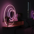 Luminária LED Neon Flex com brilho rosa e roxo em quarto moderno