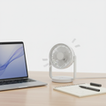 Mini ventilador USB branco minimalista sobre mesa de home office