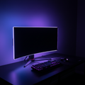 Fita LED RGB atrás de monitor gaming com brilho azul e roxo