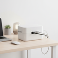 Caixa organizadora de cabos branca em mesa de home office minimalista